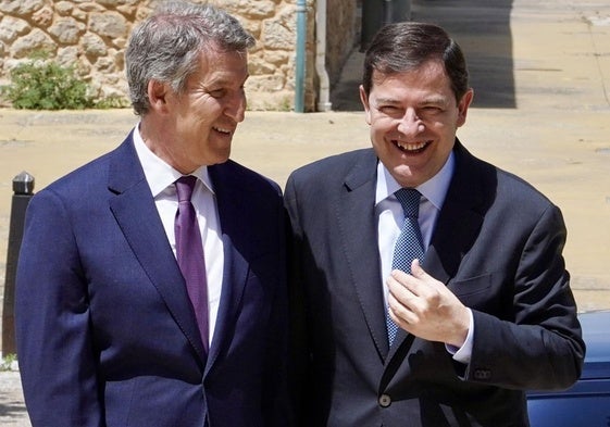El presidente del PP, Alberto Núñez Feijóo (izquierda), este viernes junto al presidente del PP de Castilla y León, Alfonso Fernández Mañueco.
