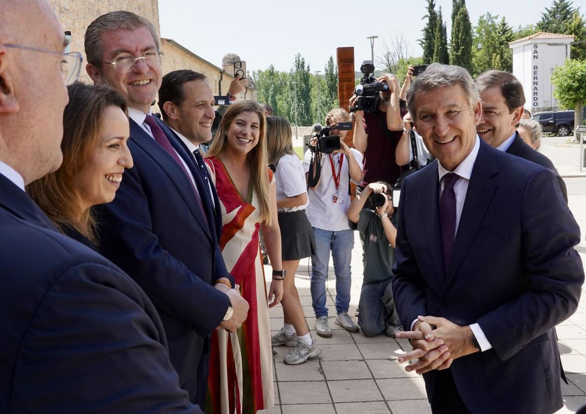 Feijóo y Mañueco, este viernes, con cargos del PP en un acto de Empresa Familiar.