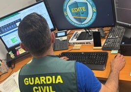 Agente durante la investigación.