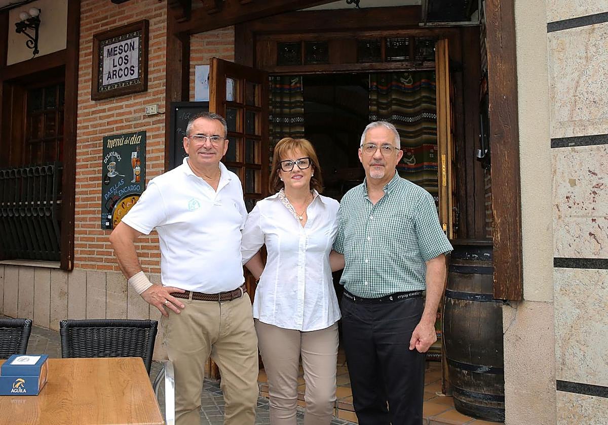 Paco, Aurora y Ricardo, en la puerta del Mesón Los Arcos.