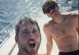 Paco León con su pareja Marcos Antón.