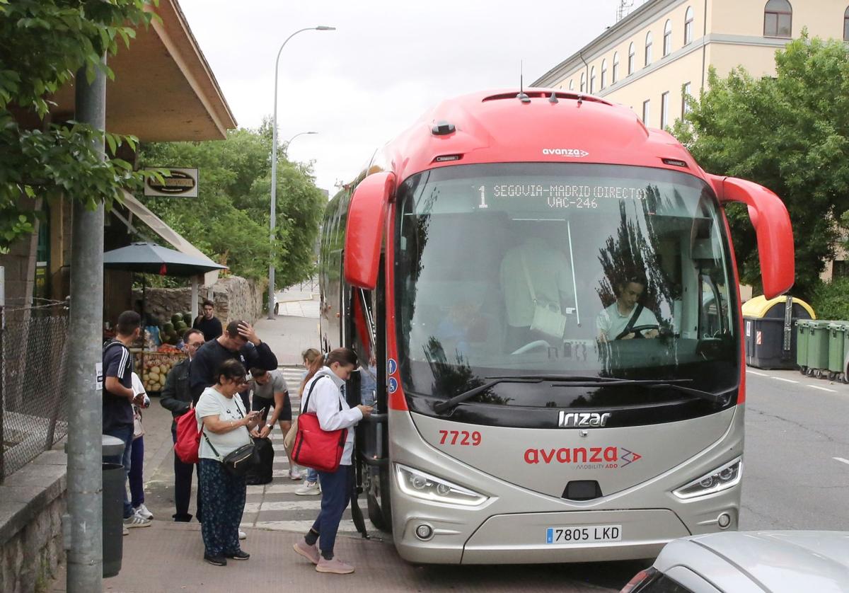 Varios usuarios segovianos suben a un autobús en dirección Madrid.