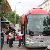 Varios usuarios segovianos suben a un autobús en dirección Madrid.