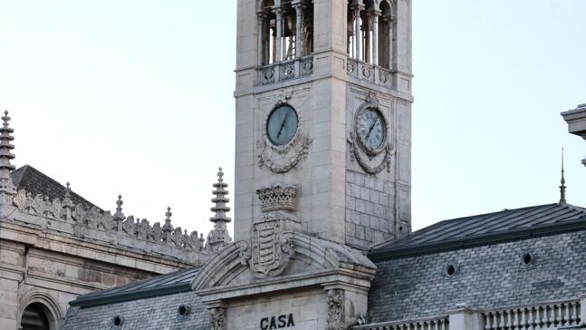 ¿En qué año instaló el artesano palentino Moisés Díaz el reloj del Ayuntamiento de Valladolid?