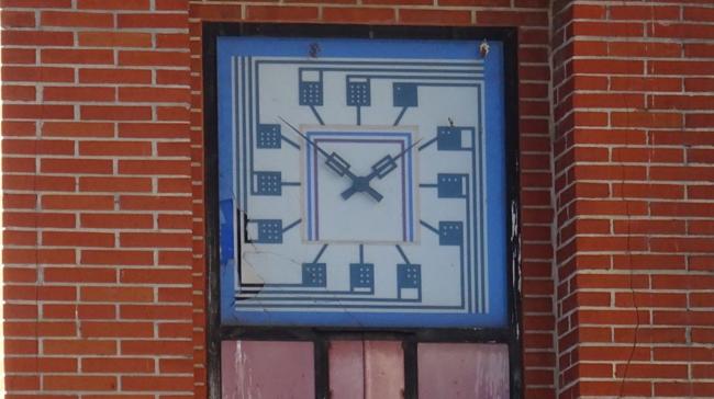 ¿Cuál de estos relojes tiene una esfera cuadrada?