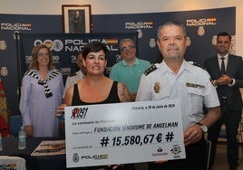 Entrega de la recaudación de la carrera Ruta 091 por el excomisario jefe de Palencia, Honorio Pérez, a la presidenta de la Fundación FAST España, Almudena Abril.