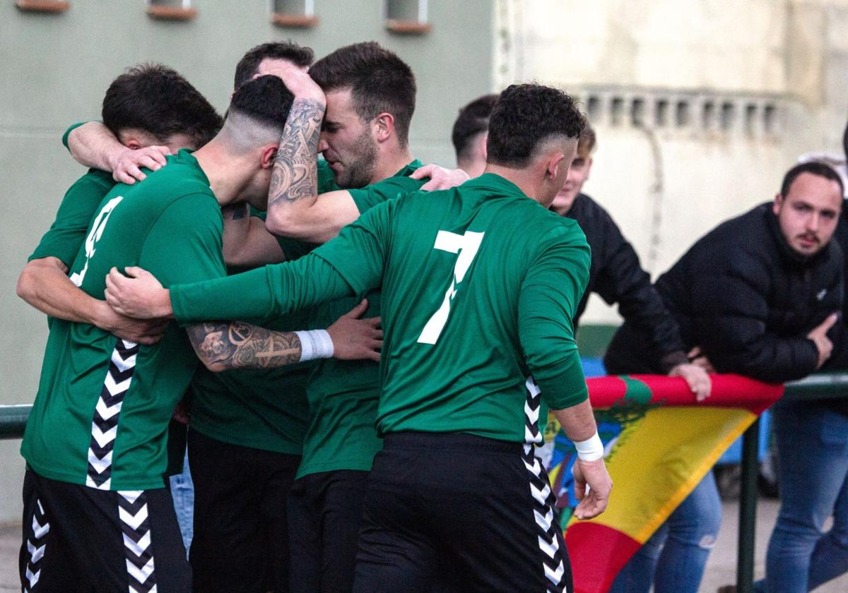 Jugadores de la UD El Espinar-San Rafael celebran un tanto conseguido la pasada temporada.