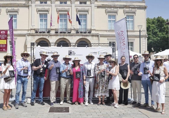 De izquierda a derecha: Natalia González y Raúl García de Cajaviva, Alberto Beltrán (Bar Maño), Antonio Casas (concejal) Manuel Salgado (El Norte), Miriam Andrés (alcaldesa), Fran Fernández, Judith Castro, Charo García, Sergio Cuesta (Alsis IoT), María Heredero, Sergio Abril, Miguel Portillo (Adri Cerrato) y Maribel Contreras.
