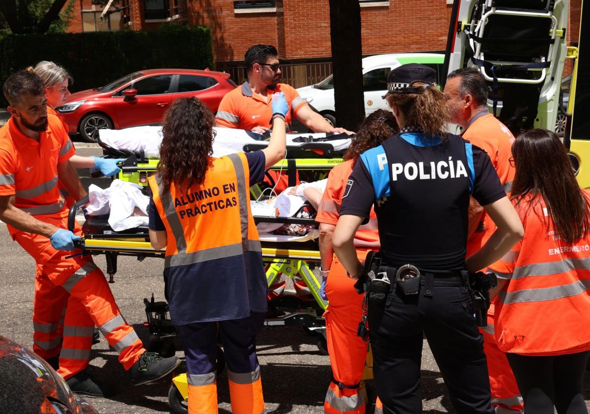 Imagen principal - Una mujer herida al colisionar su coche contra un autobús en Parquesol