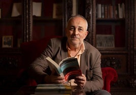 Rubén González Tuero, en el Círculo de Recreo de Valladolid, con su libro.