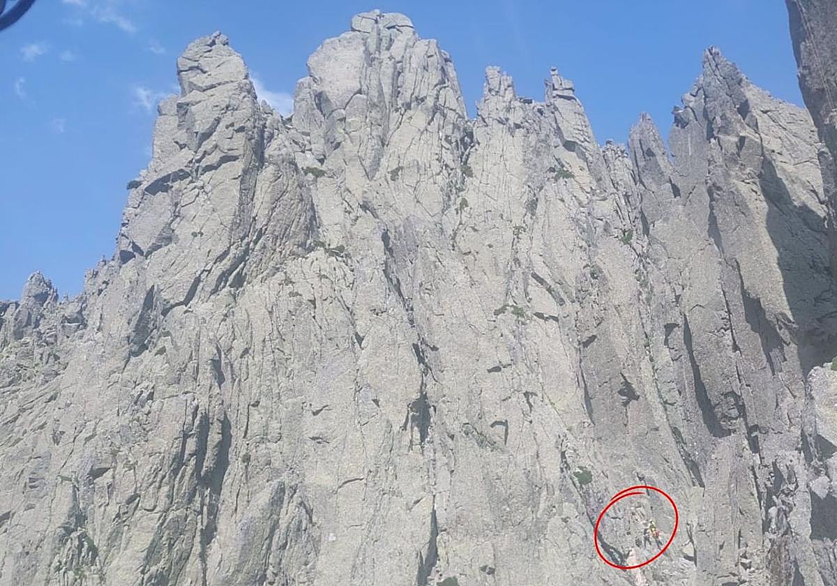 Personal del Grupo de Rescate e Intervención en Montaña realiza en el lugar tareas de rescate del cuerpo.