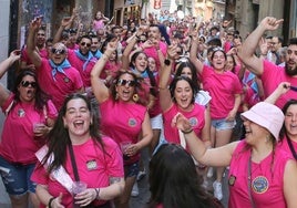 Peñistas de San Lorenzo cantan durante el pasacalles.