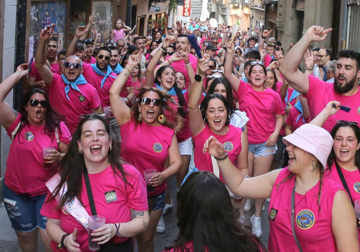 Peñistas de San Lorenzo cantan durante el pasacalles.