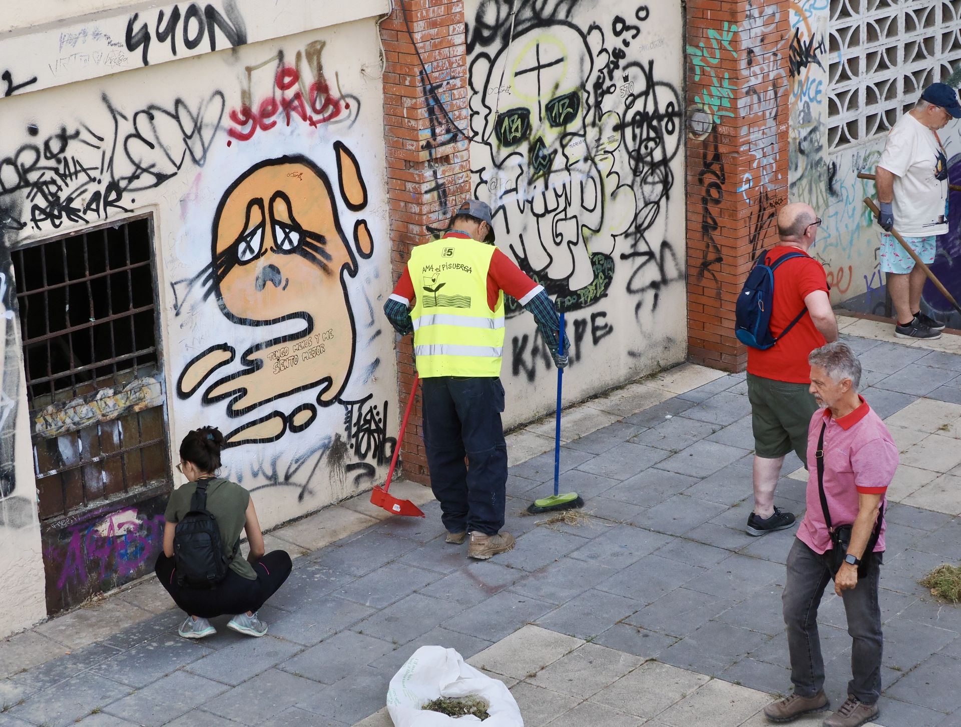 La asociación A. M. A El Pisuerga limpia el nuevo mirador sobre el río