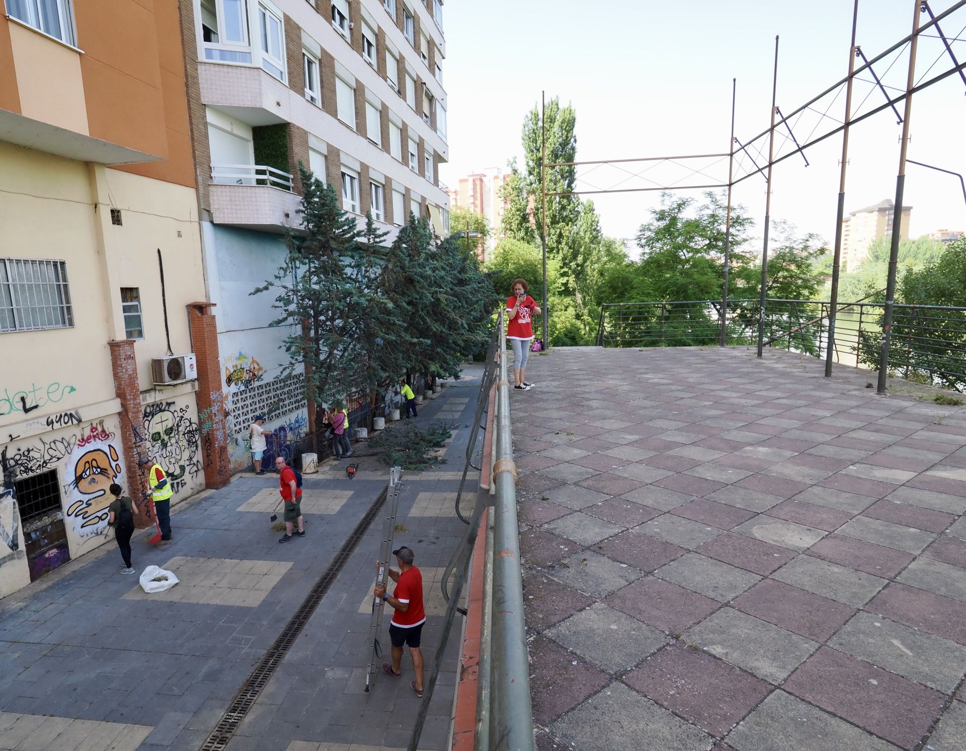 La asociación A. M. A El Pisuerga limpia el nuevo mirador sobre el río