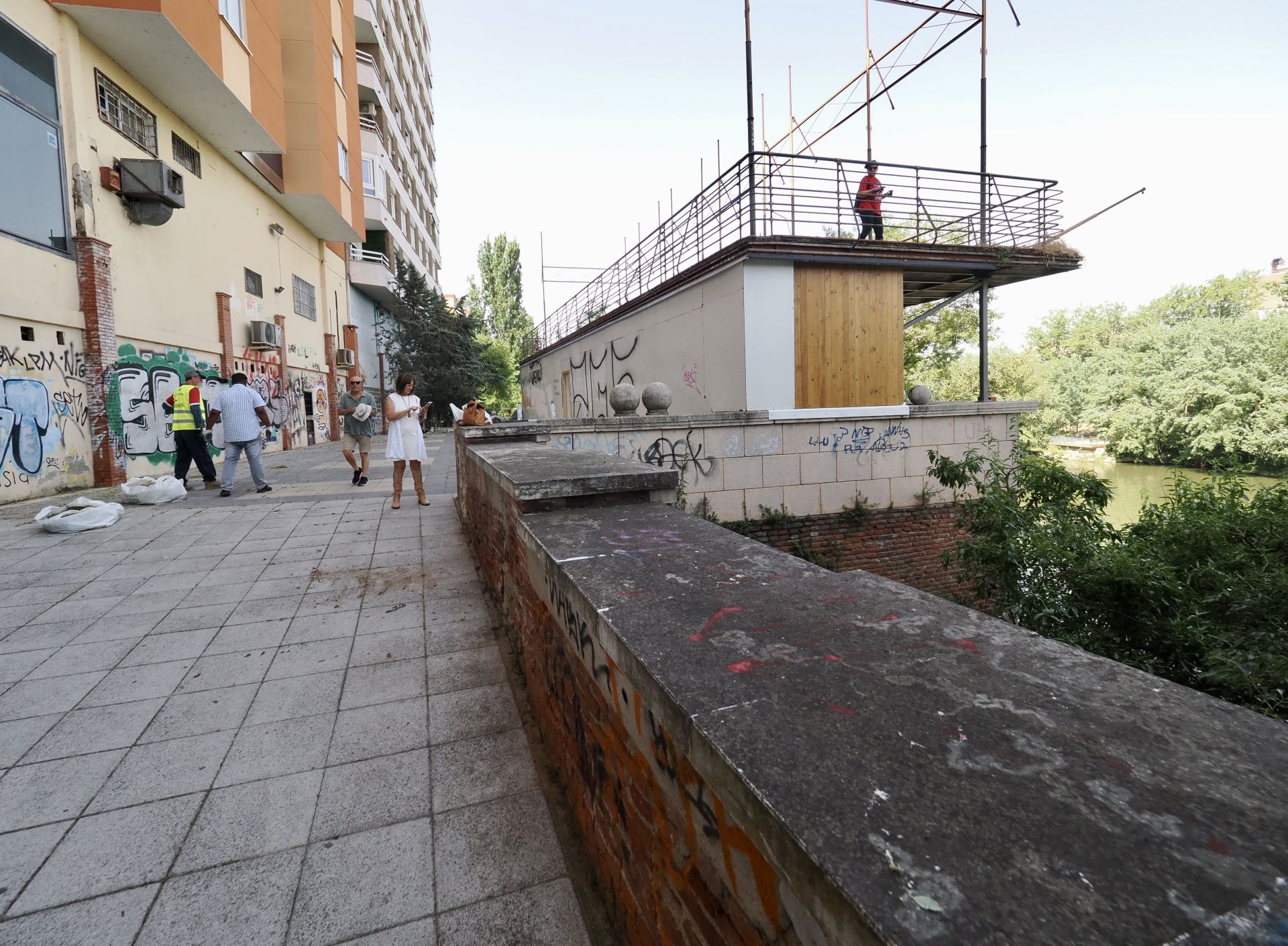 La asociación A. M. A El Pisuerga limpia el nuevo mirador sobre el río