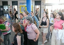 Los opositores de la especialidad de Educación Primaria, en el interior del IES Julián Marías de Valladolid.