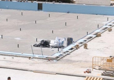 Los bomberos llenan la piscina de Riosol para su apertura la próxima semana