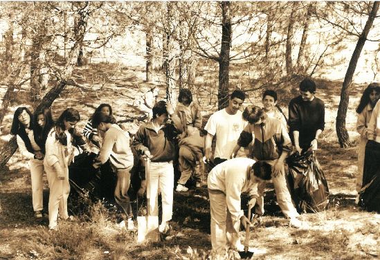 Escolares del Colegio Público El Prado limpian el pinar de Valdestillas. Junio de 1993.