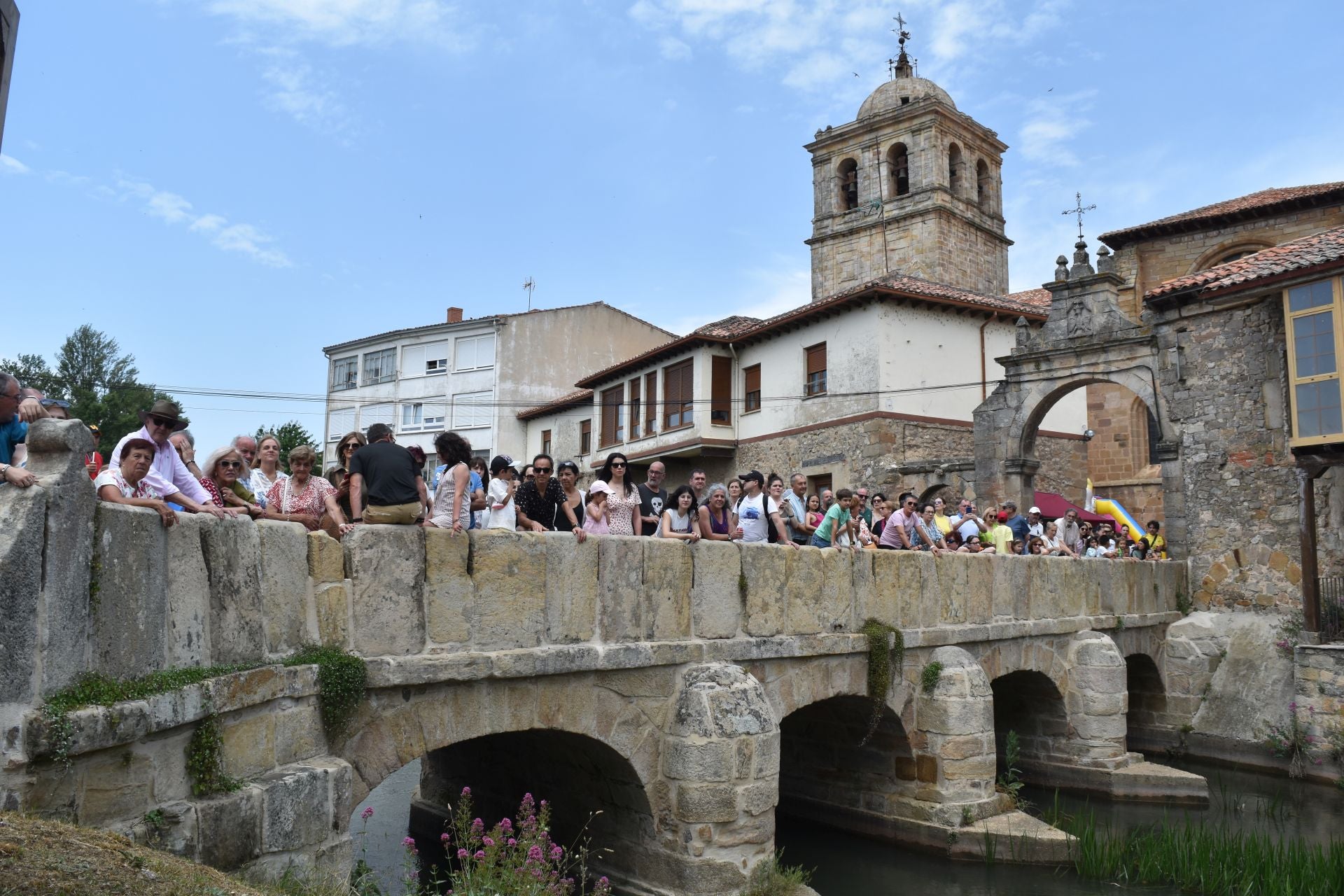 El Pisuerga se llena de coloridos hinchables