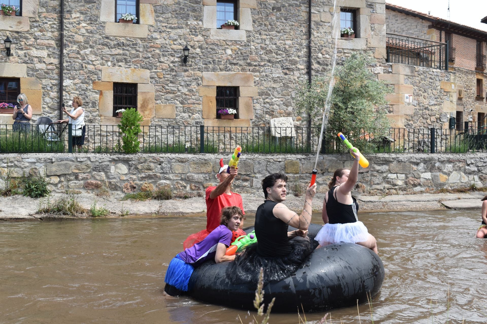 El Pisuerga se llena de coloridos hinchables