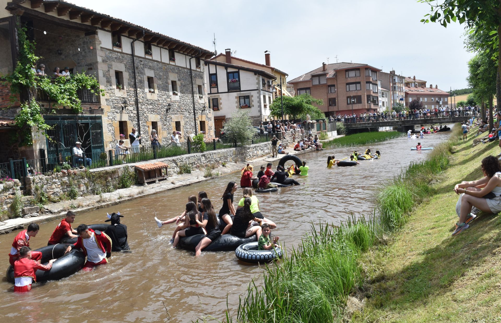 El Pisuerga se llena de coloridos hinchables