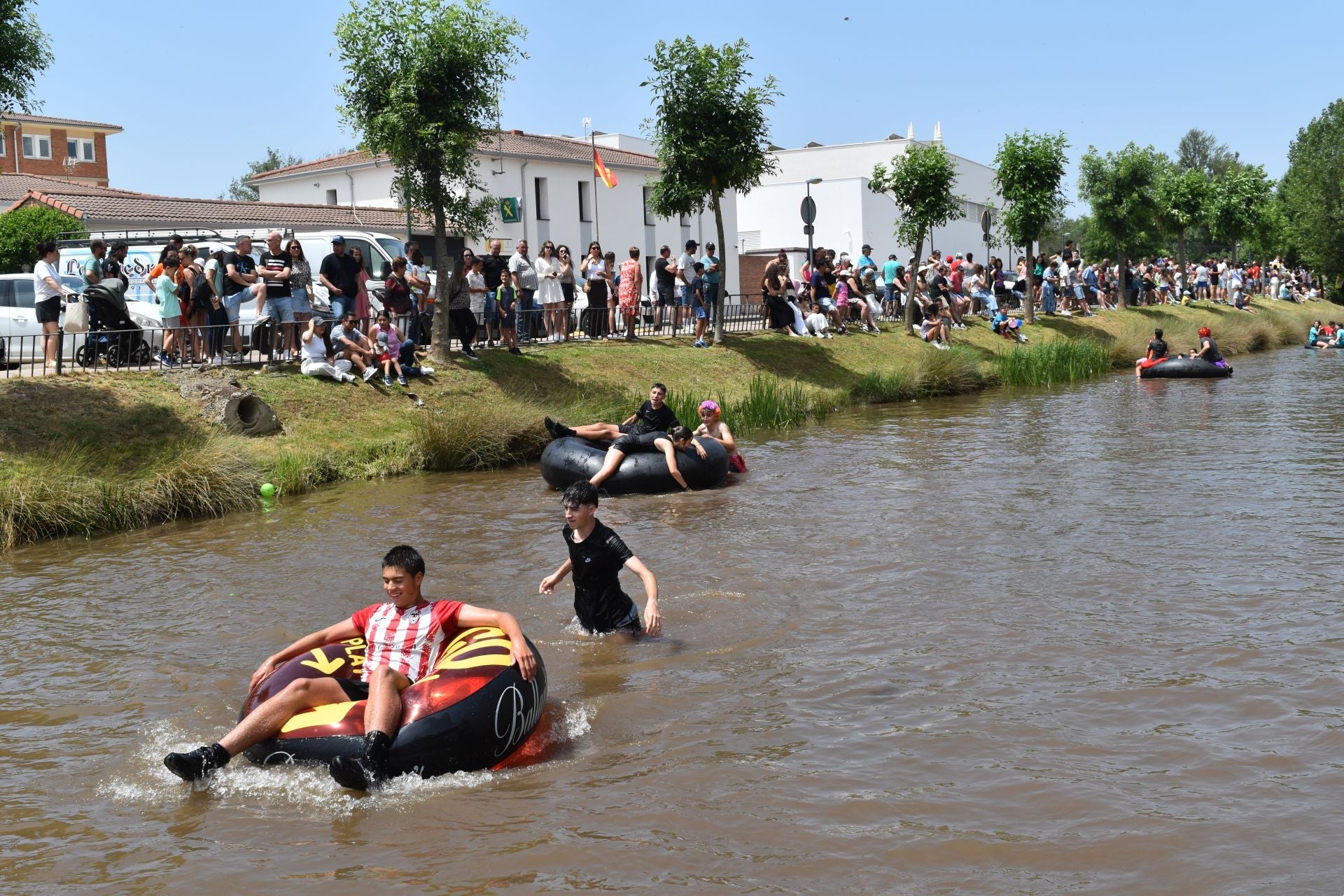 El Pisuerga se llena de coloridos hinchables