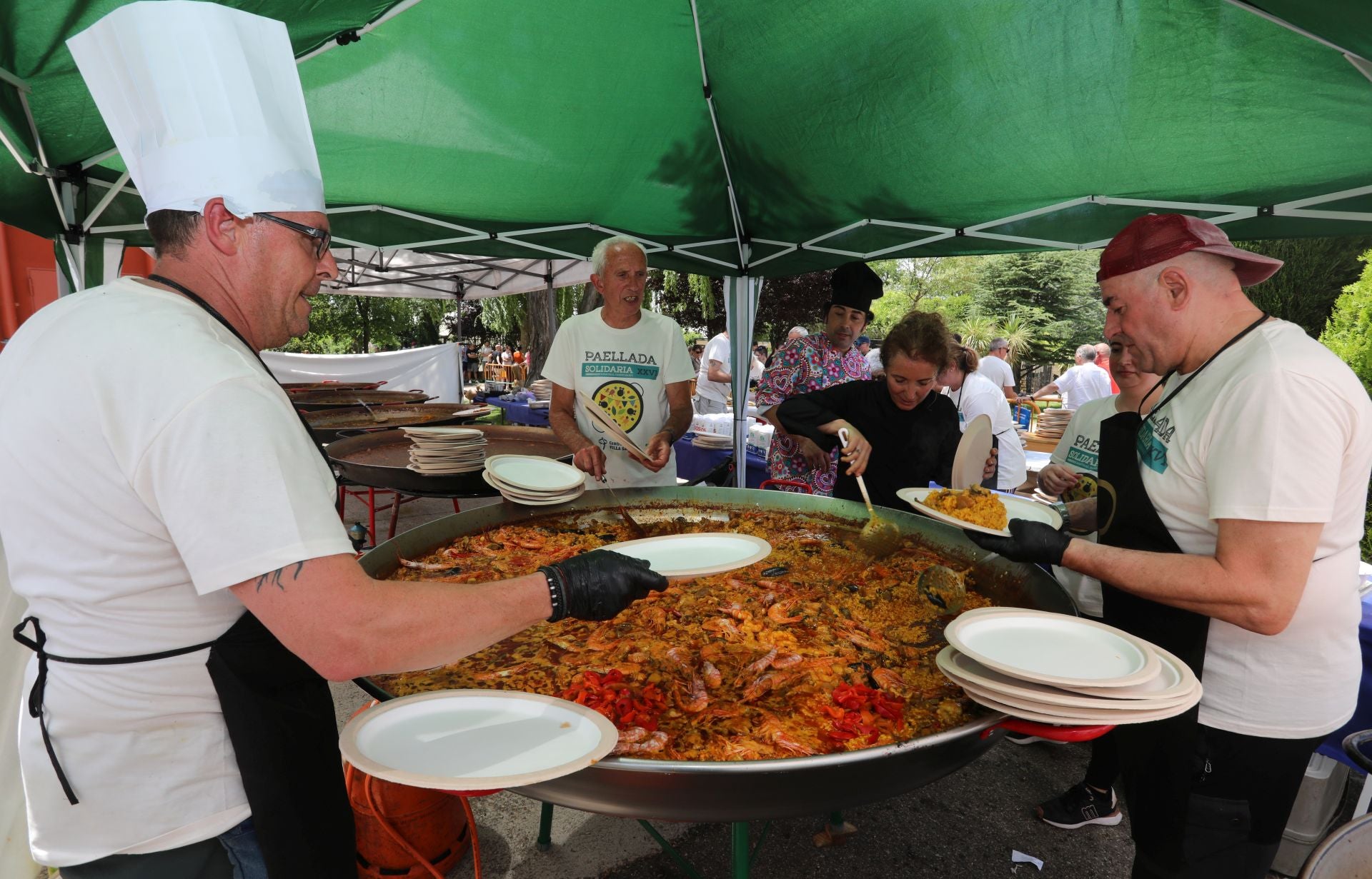 Solidaridad en forma de raciones de paella