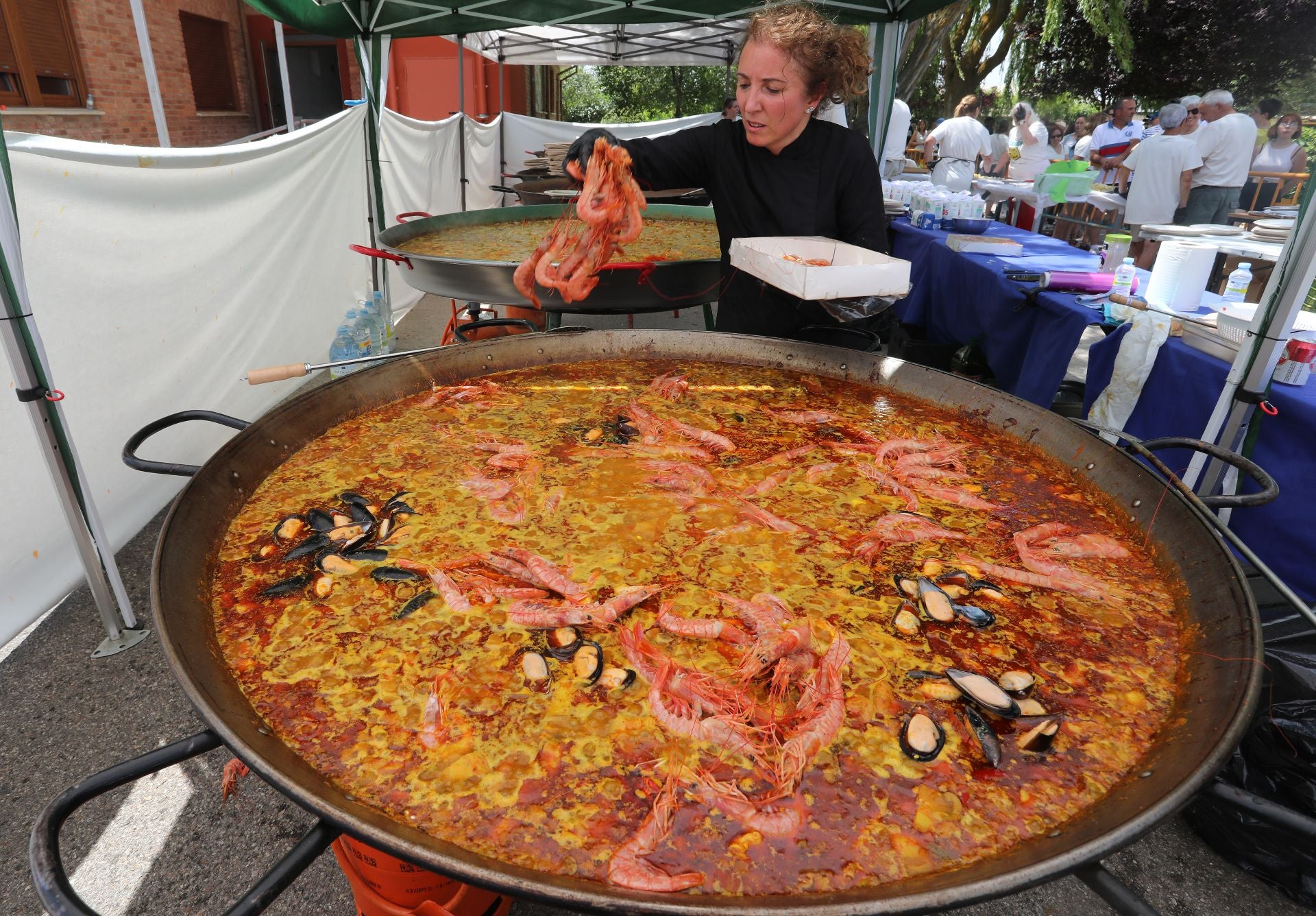 Solidaridad en forma de raciones de paella
