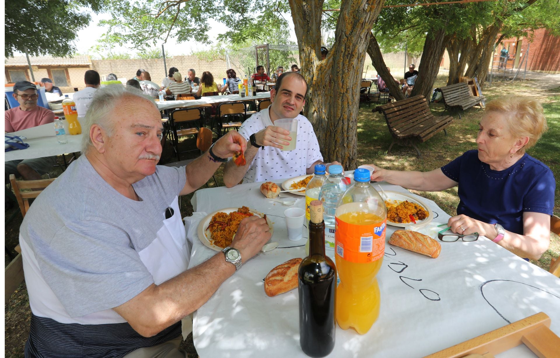 Solidaridad en forma de raciones de paella