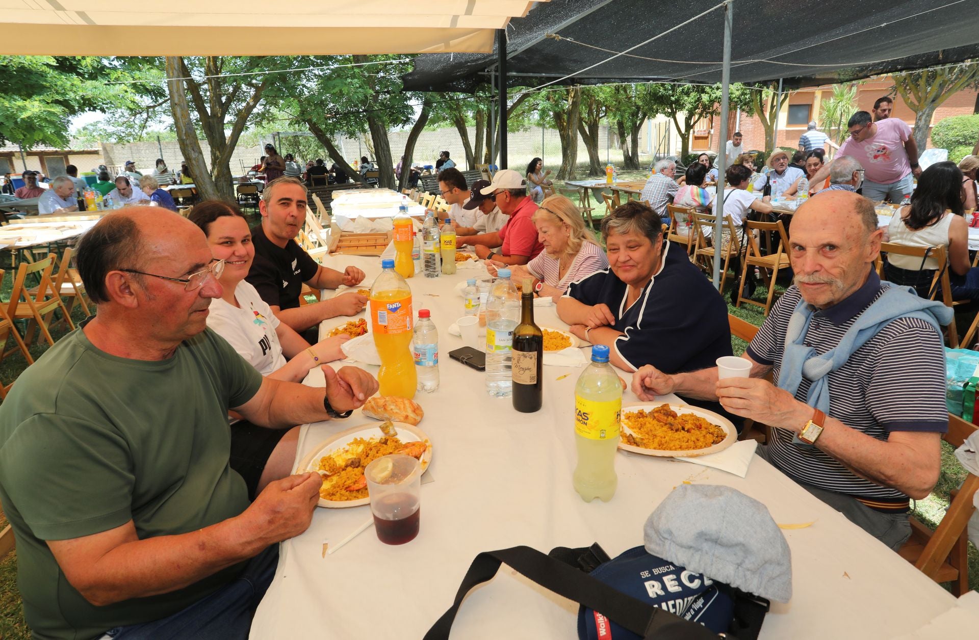 Solidaridad en forma de raciones de paella