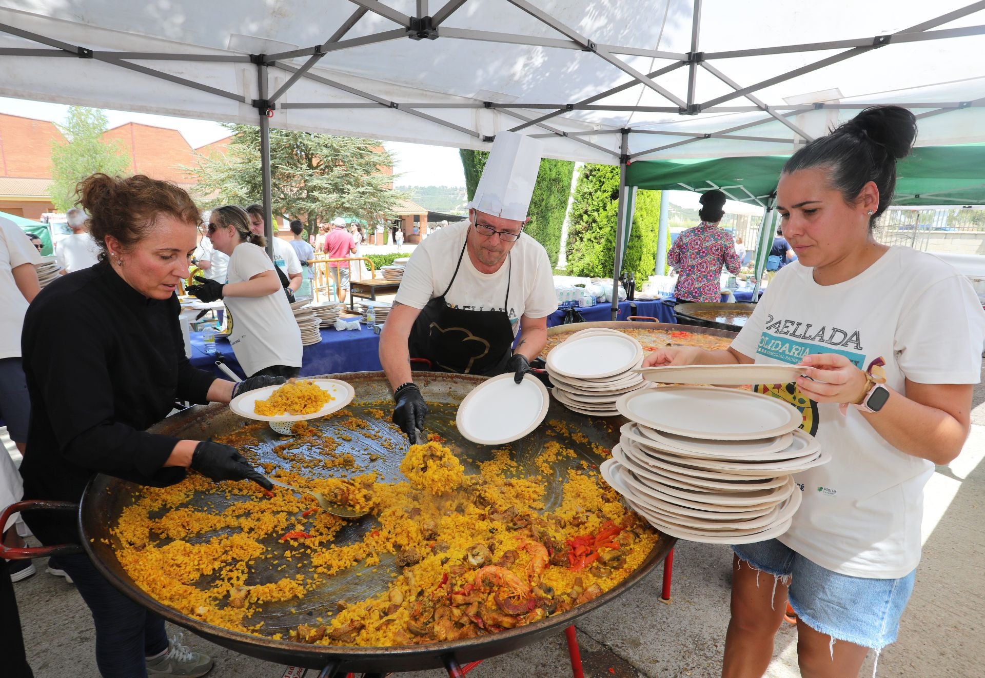 Solidaridad en forma de raciones de paella