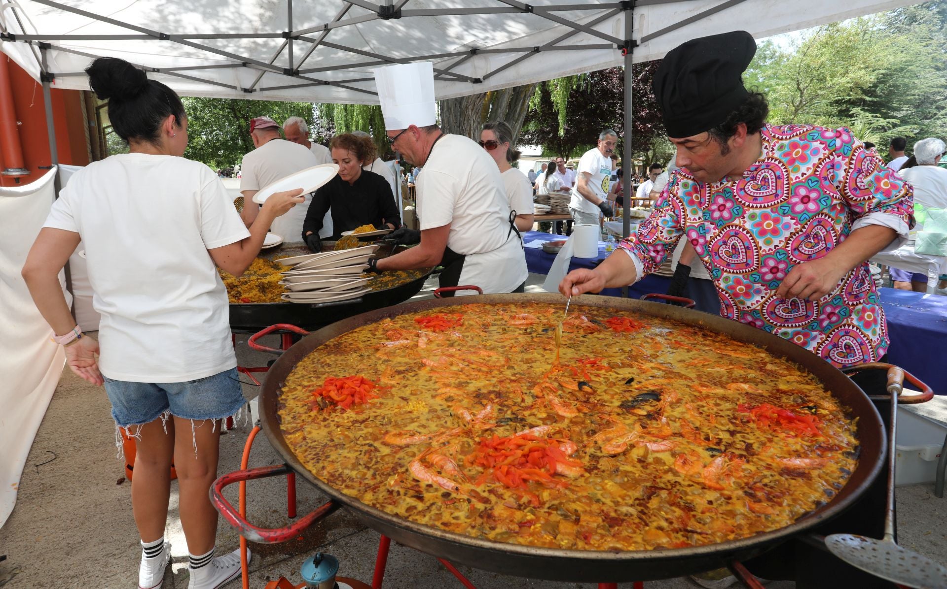 Solidaridad en forma de raciones de paella