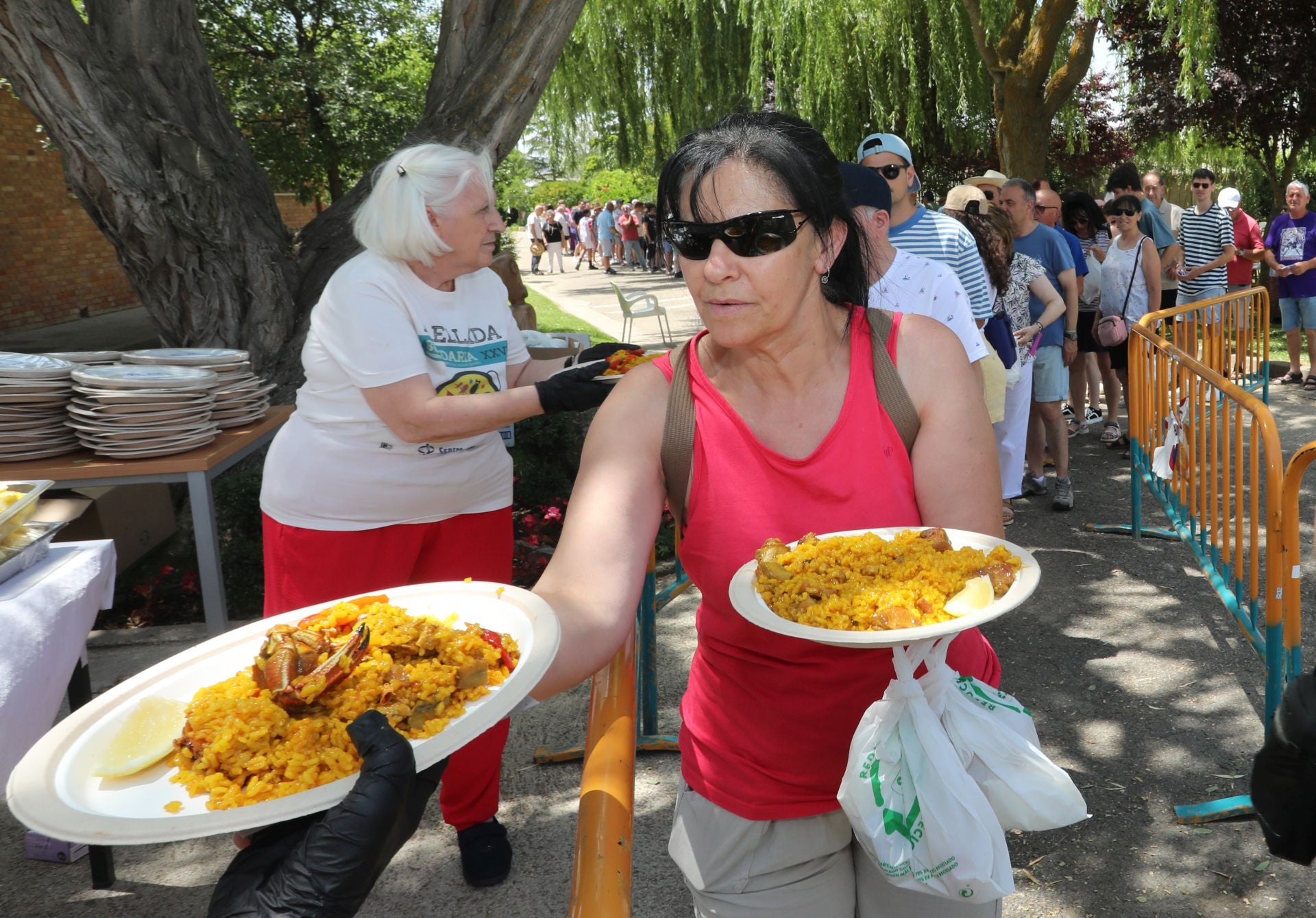 Solidaridad en forma de raciones de paella