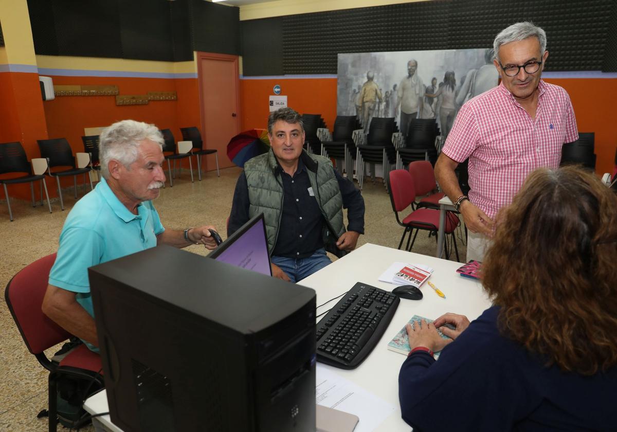 Cándido Abril, de pie, en una campaña de matrículas en la UPP.