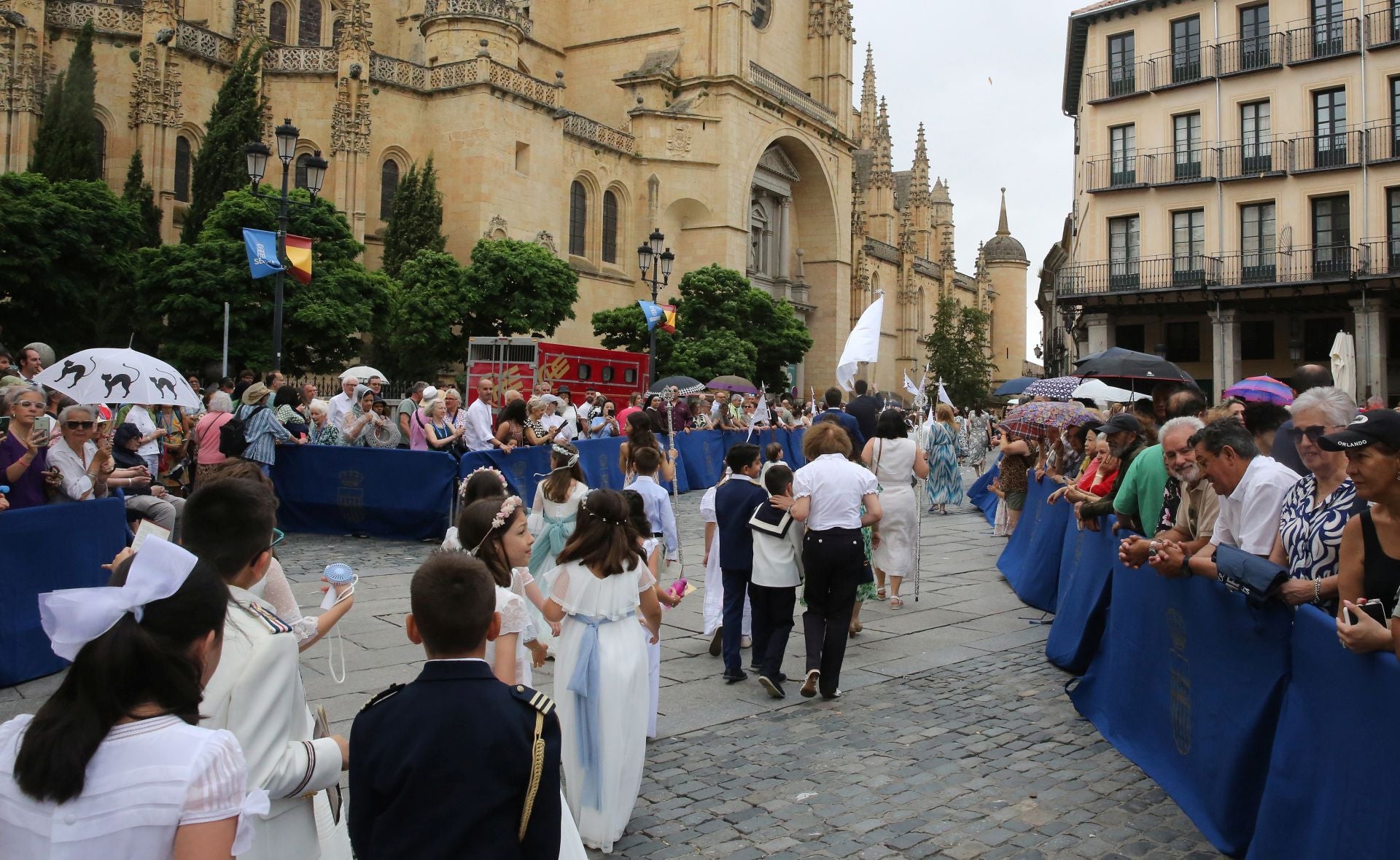 La accidentada procesión del Corpus, en imágenes