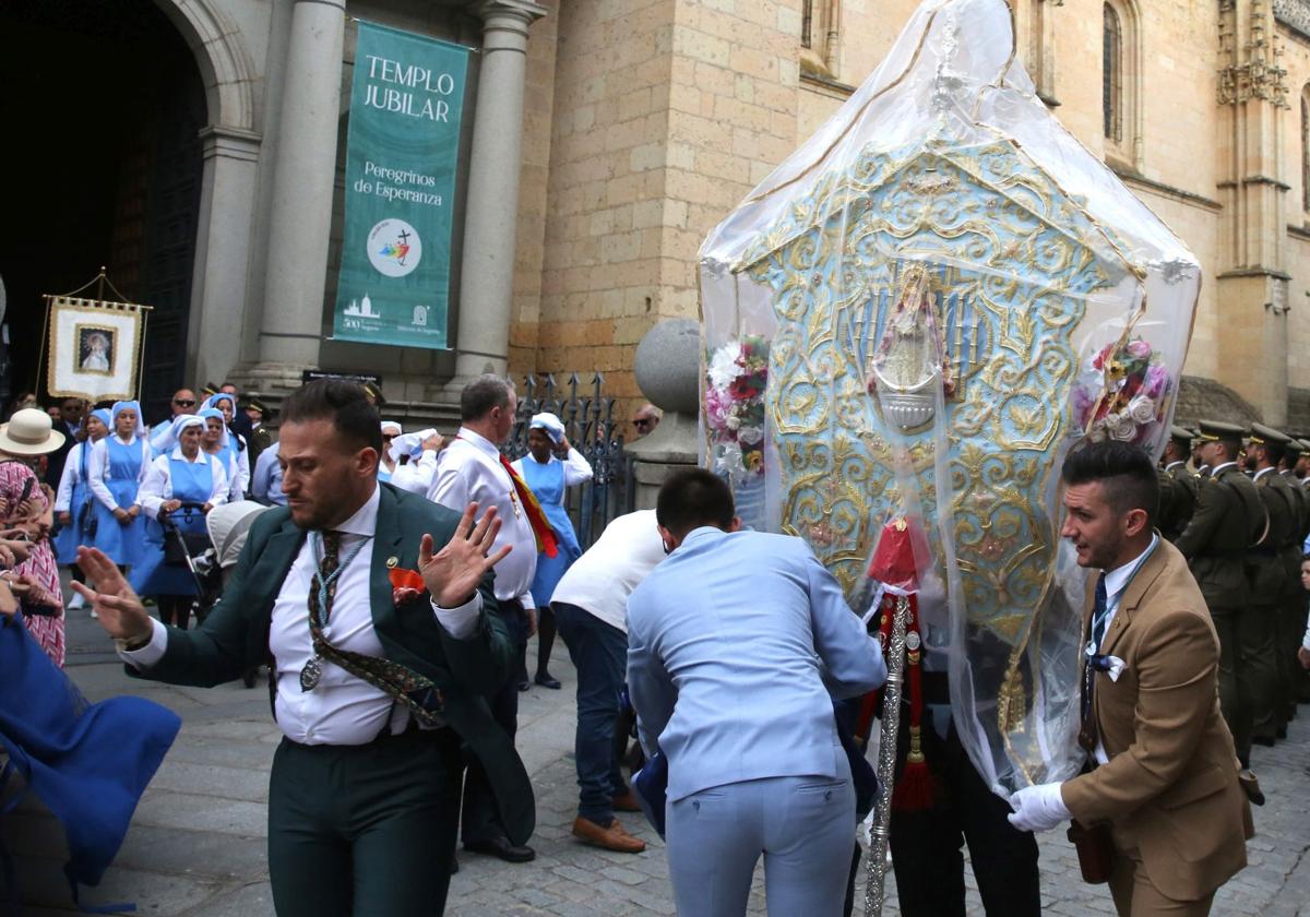 Momento en que la lluvia obliga a la procesión a darse la vuelta.