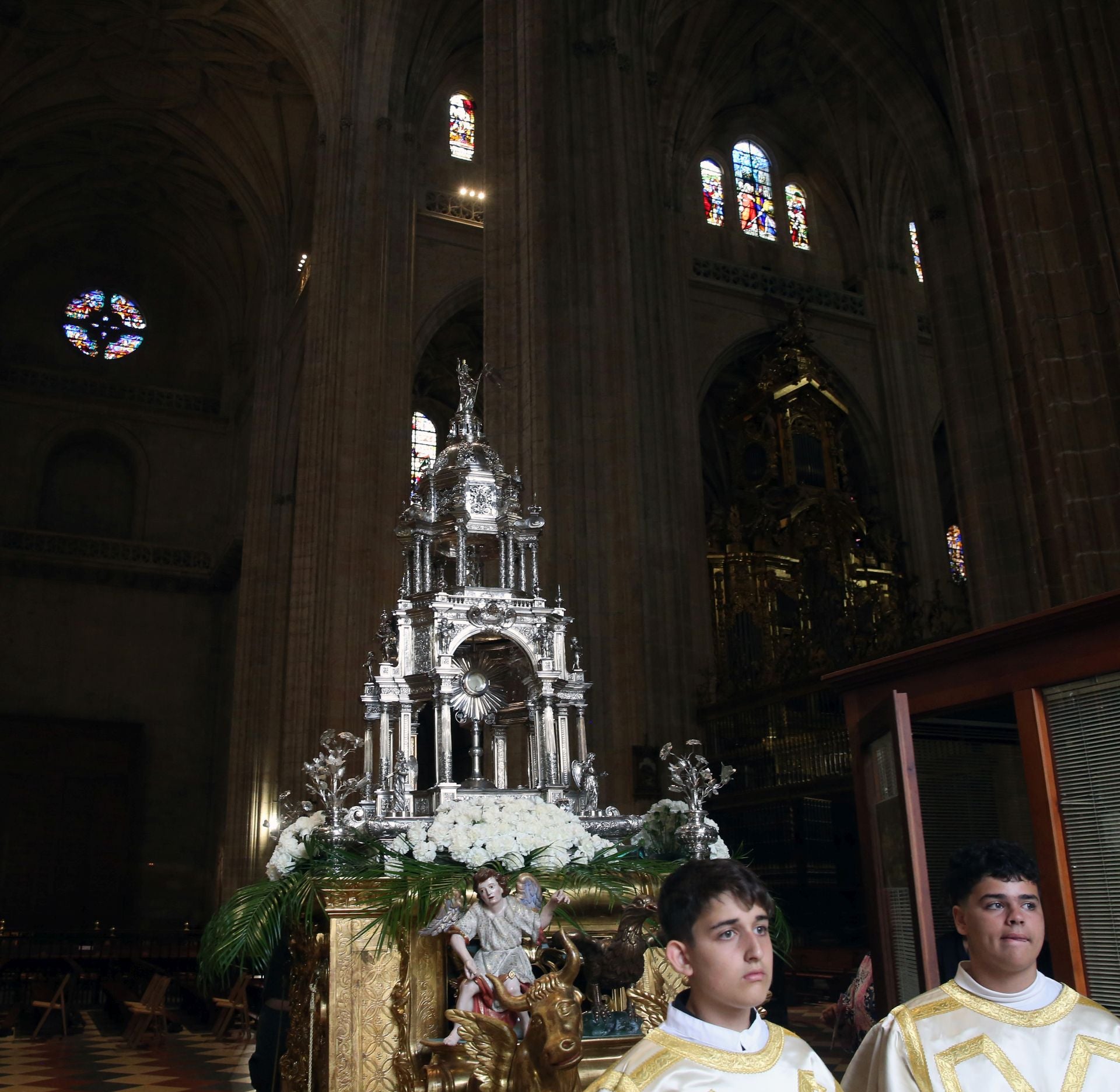 La accidentada procesión del Corpus, en imágenes
