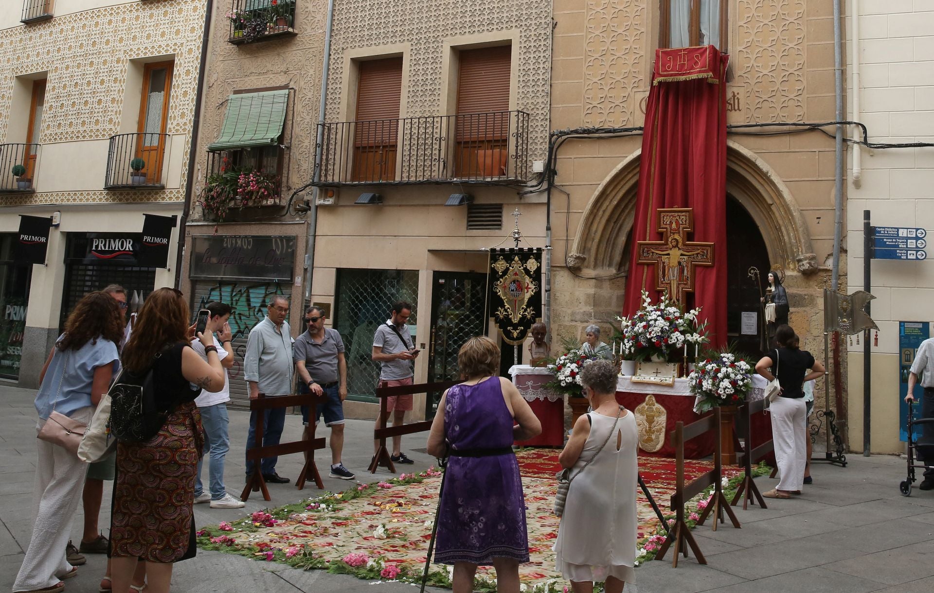 La accidentada procesión del Corpus, en imágenes