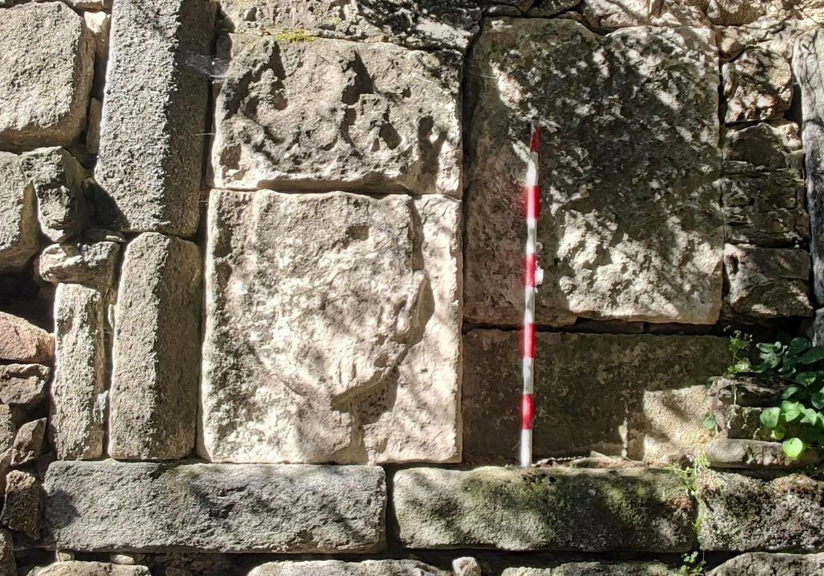 Piedra donde puede verse el escudo.