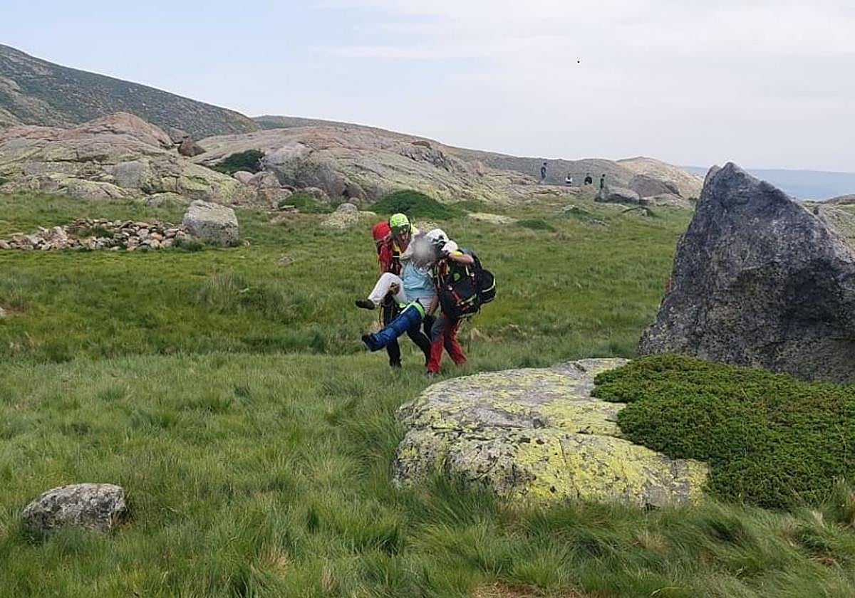 Momento del rescate de uno de los evacuados, este domingo.