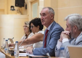 Mazarias, junto a sus tenientes de alcalde, durante un Pleno.