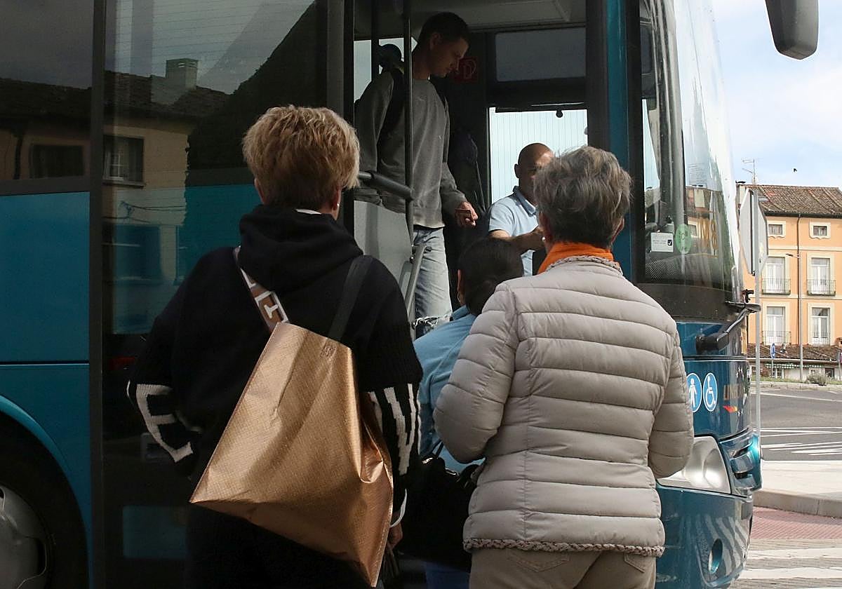 La Junta duda del acuerdo parlamentario para evitar la supresión de paradas de bus