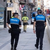 Policías y bomberos, durante una intervención.