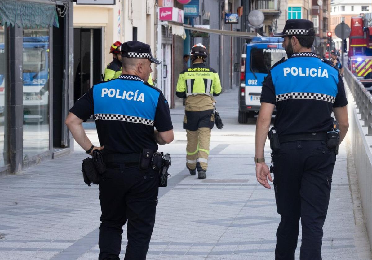 Policías y bomberos, durante una intervención.