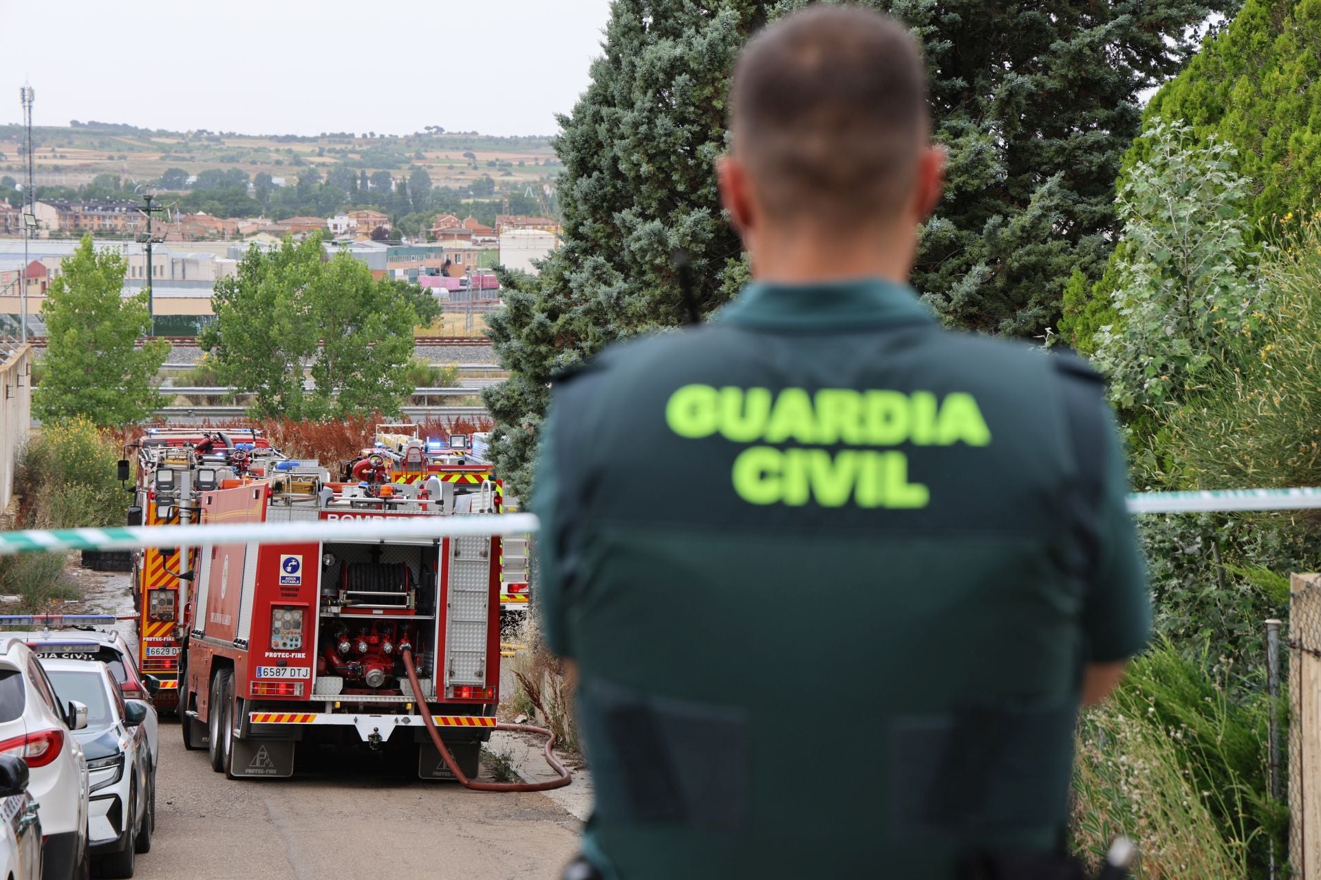 Las imágenes del incendio en una ebanistería de Santovenia