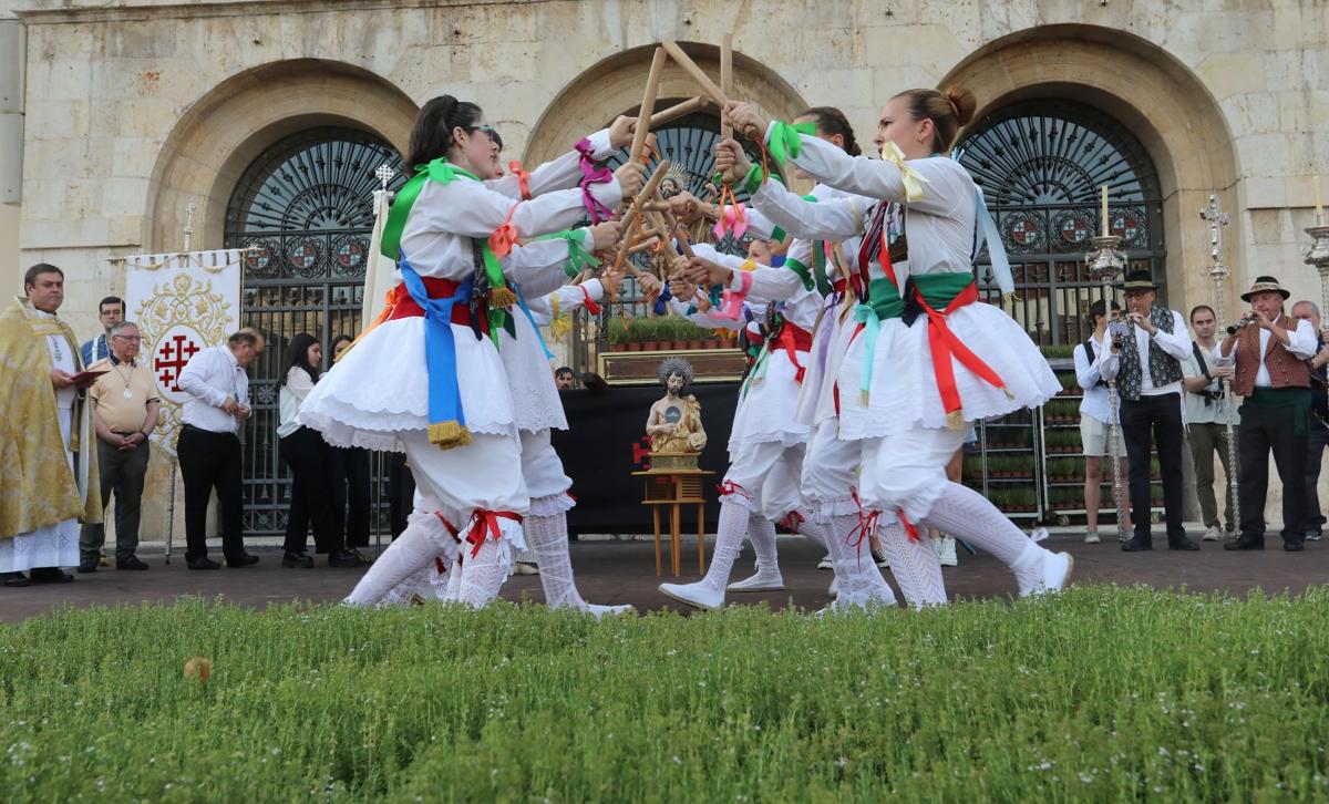 Los danzantes de Ampudia, ante la imagen de San Juan, en la Plaza Mayor.