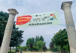 Entrada al parque donde se celebrarán las actividades del festival en Viana de Cega.