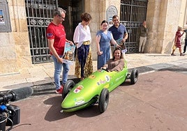 La alcaldesa prueba el auto loco ganador del pasado año en la categoría de profesionales.