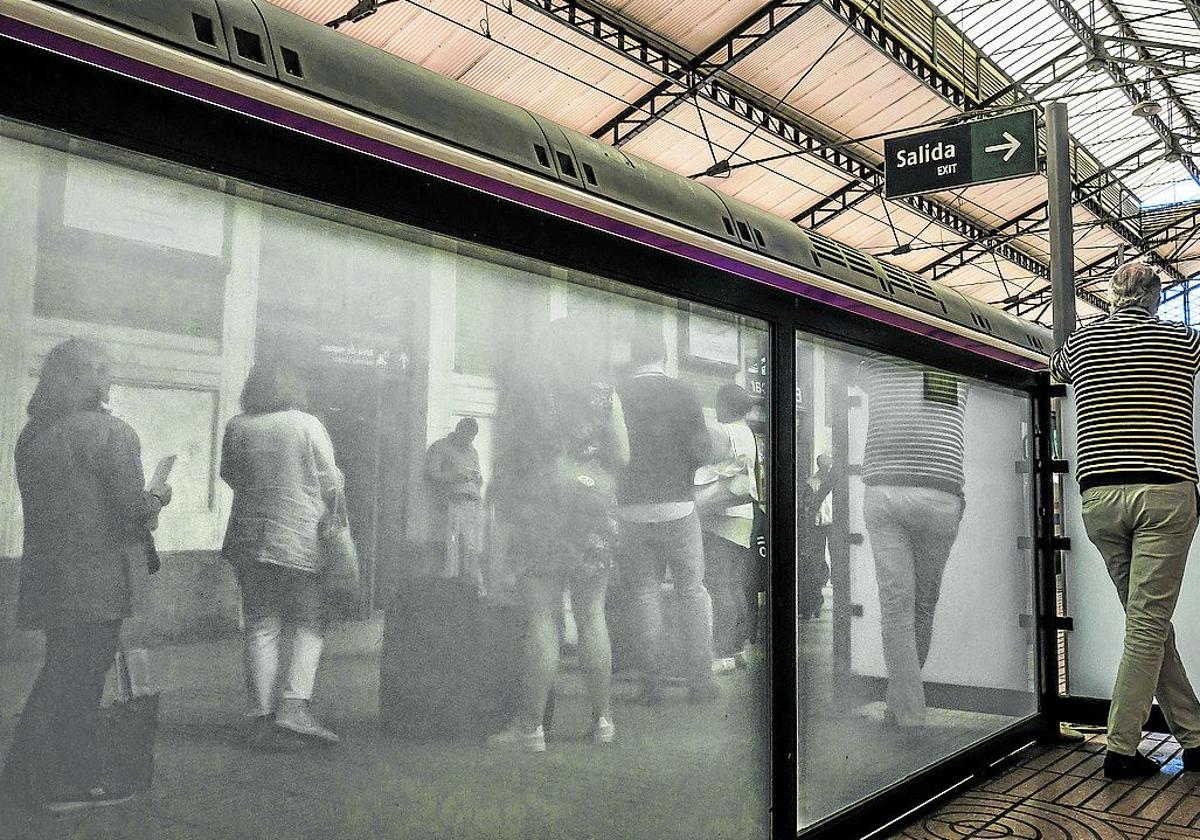 La fotografía 'Reflejos de pasajeros' de Alejandro Pérez García es una de las que se exponen en el tren.